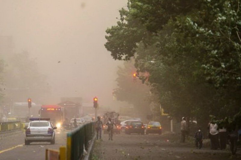 شروع تند باد در تهران / سرعت وزش باد به ۸۰ کیلومتر در ساعت رسید شروع تند باد در تهران / سرعت وزش باد به ۸۰ کیلومتر در ساعت رسید