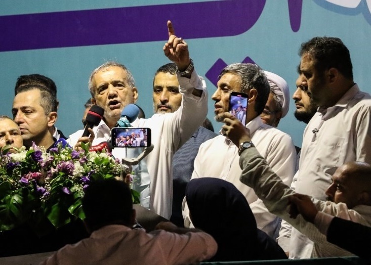 پزشکیان: پیگیر مشکل کولبران، بازنشستگان، کارمندان، اهل حق، و کارگران خواهم بود / نمیگذاریم مملکت به دست کسانی بیفتد که کشور را به ناکجا آباد بکشند / نشستهاند و تصور میکنند با چهار نفر و ۱۰ تا ۱۵ درصد جمعیت میتوانند برای کل مملکت تصمیم بگیرند پزشکیان: پیگیر مشکل کولبران، بازنشستگان، کارمندان، اهل حق، و کارگران خواهم بود / نمیگذاریم مملکت به دست کسانی بیفتد که کشور را به ناکجا آباد بکشند / نشستهاند و تصور میکنند با چهار نفر و ۱۰ تا ۱۵ درصد جمعیت میتوانند برای کل مملکت تصمیم بگیرند