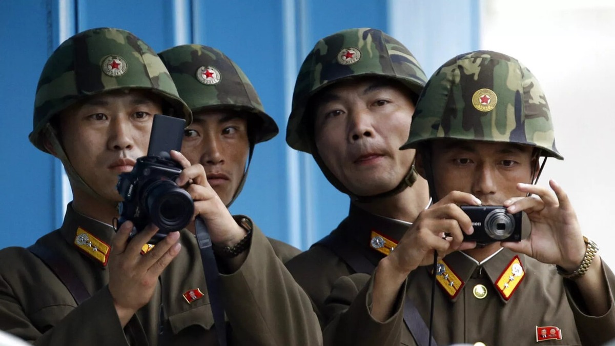 فایننشال تایمز: سربازان کره شمالی در مواجهه با اینترنت آزاد در روسیه؛ «خودشان را با پورن خفه کردهاند» فایننشال تایمز: سربازان کره شمالی در مواجهه با اینترنت آزاد در روسیه؛ «خودشان را با پورن خفه کردهاند»